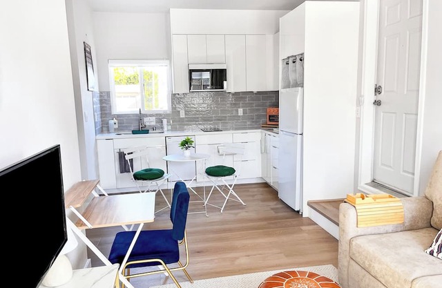 Modern 1Br/1B Guest Suite w/Kitchen, Laundry, AC/Heat, Living Room