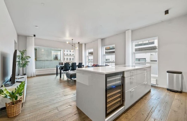 Modern & spacious City Center Oasis - Free Parking