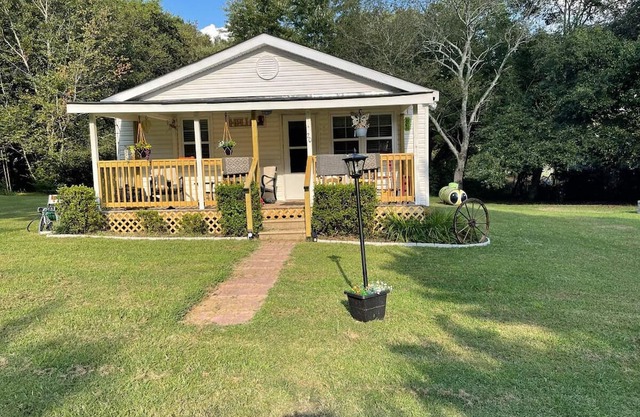 Butterfly-Crossing TWO Charming 2bedroom Country cottage 1-Acre Cartersville