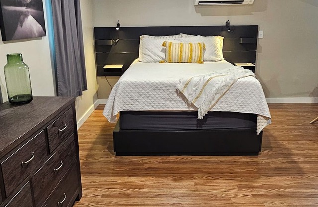 Charming Downtown Converted Garage Studio