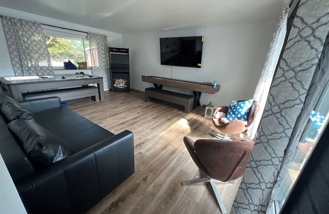 Spacious 4-Bedroom Home in Frankfurt, IN, Sleeps 16 with Inground Pool