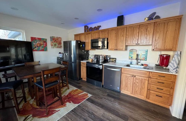 Charming Hilltop 1-bedroom cottage in Capital City Topeka Nestled in the trees