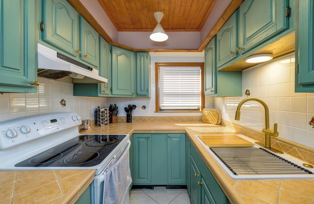 Serene Lakefront Retreat: Unwind on Lake Wood