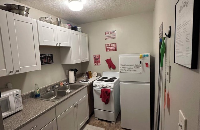 Charming One Bedroom KCK Apartment - Cold AC - WiFi - Clean & Affordable!