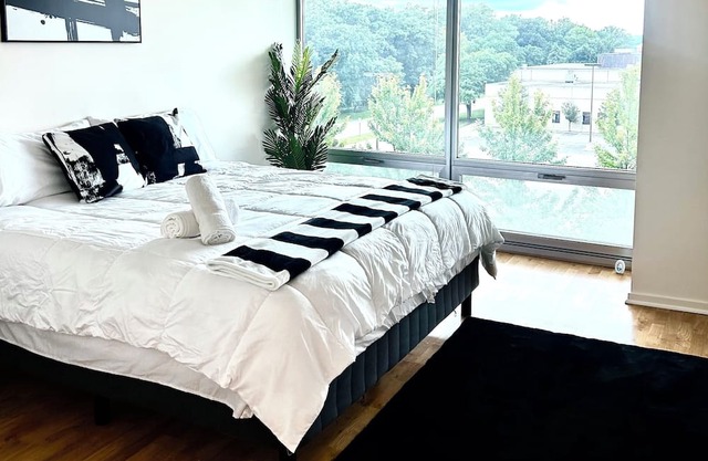 Cozy 2-bedroom condo in Skokie