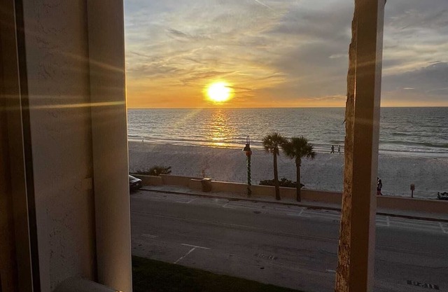 Cozy Pass-a-Grille on the Beach Condo