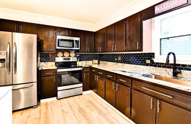 Modern 4 Bed Near Augusta: Pool, BBQ, Jacuzzi Tub