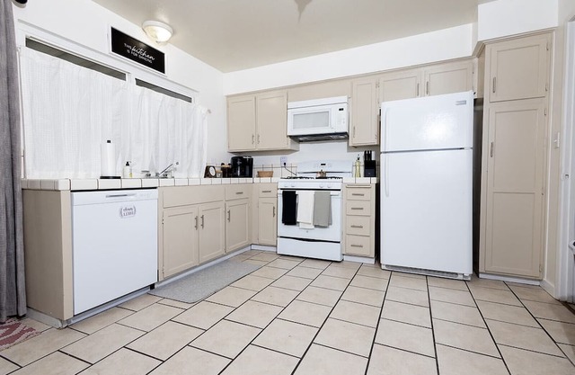 Welcome to our cozy 3-bedroom 2 bath retreat in North Merced.