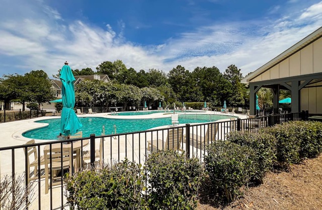 Charming townhome with patio, W/D, central AC & pool