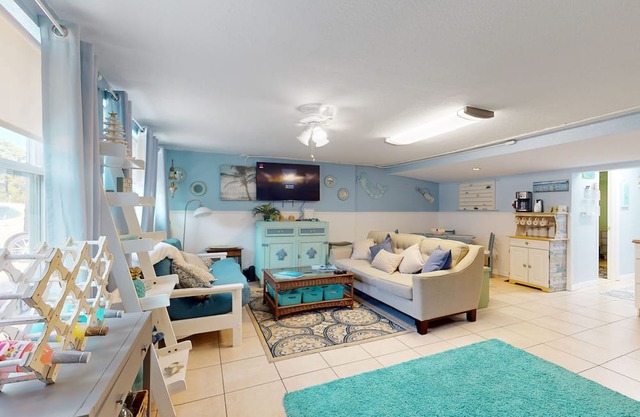 Cozy coastal home with plenty of space and close to springs