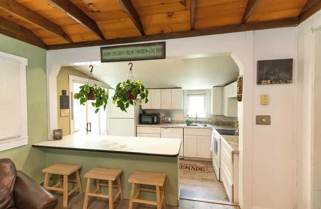 Quaint Cobbetts Pond Cottage with Pond Views