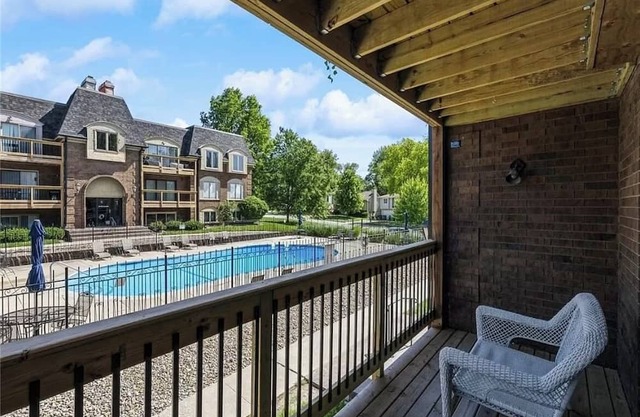 Cozy 2-bedroom condo with WiFi and community pool in brilliant West Des Moines