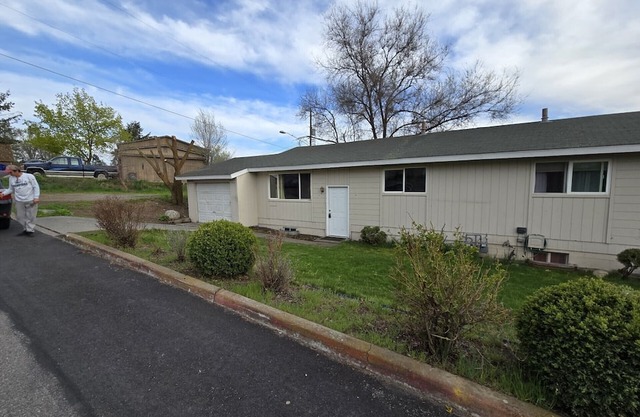 Fully furnished 4bed 2bath Townhome in convenient location of Spokane Valley.