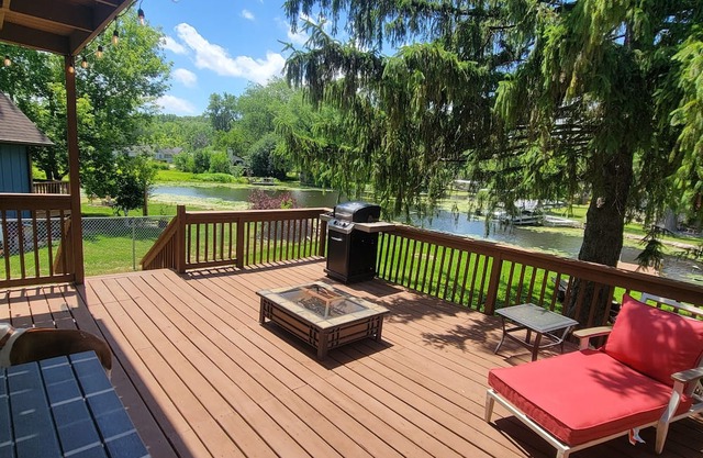 modern rustic 4-bedroom lake house in peaceful Ingleside with WiFi, AC