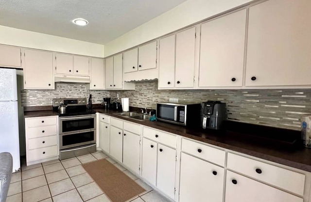 Two Bedroom Fully Furnished with Amenities. 1 Car Garage.