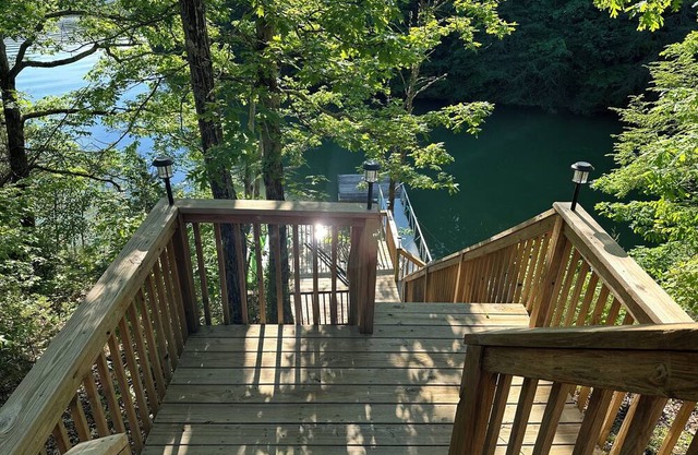 Amazing retreat at Sunset Shores on Douglas Lake with boat dock. Pet Friendly!