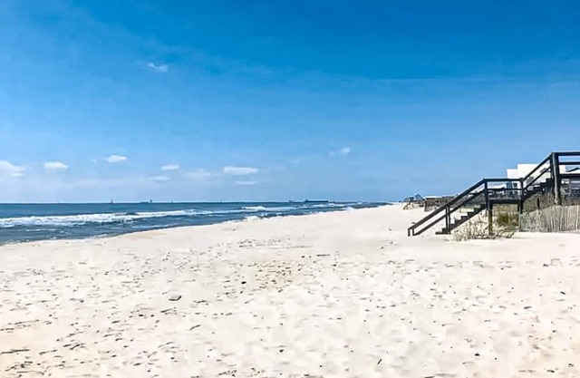 Cozy home across from the beach w/sunrise and sunset views