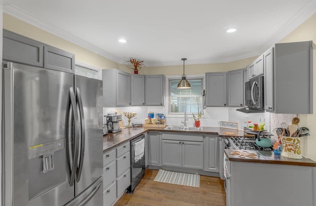 3 bedroom 2:5 bath whole house and backyard Spartanburg, SC close to downtown