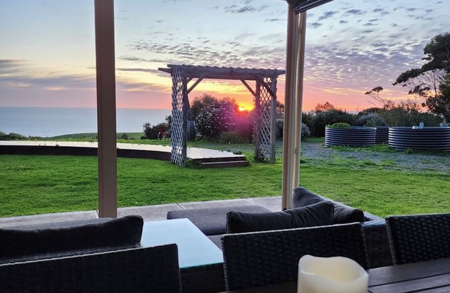 Spacious house on hilltop with magnificent views