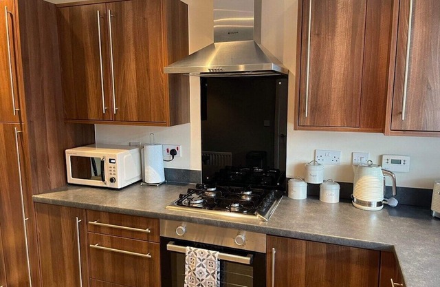 Hawarden/Semi-detached/Corporate friendly/Drive