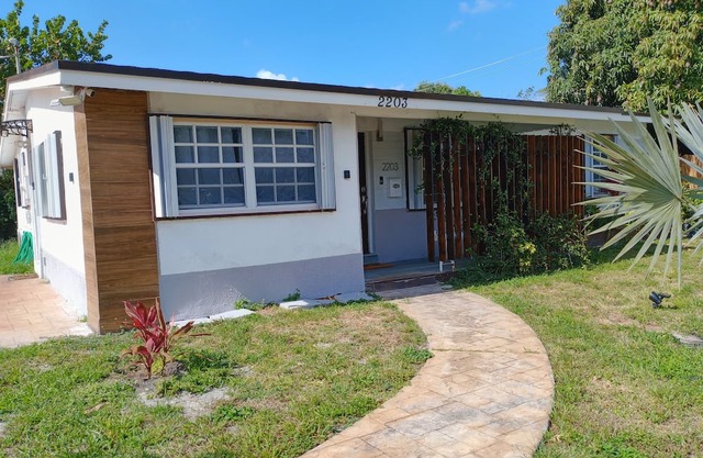 House with Hot tub. Close to FLL, beach, casino