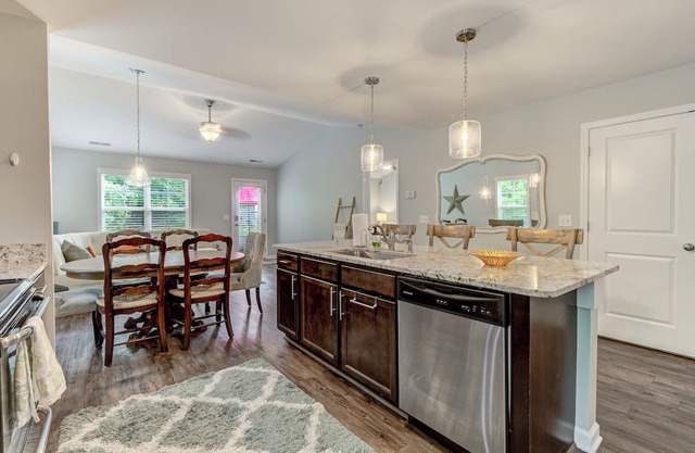 Modern Townhome, Sleeps 6, Mins to Beach, Restaurant, & Shops