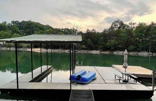 New Remodeled Lakefront Home - Large Dock with Year Around Water!