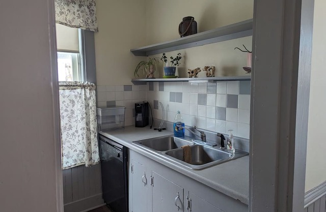 Queen City Duplex Sleeps up to 6 guests