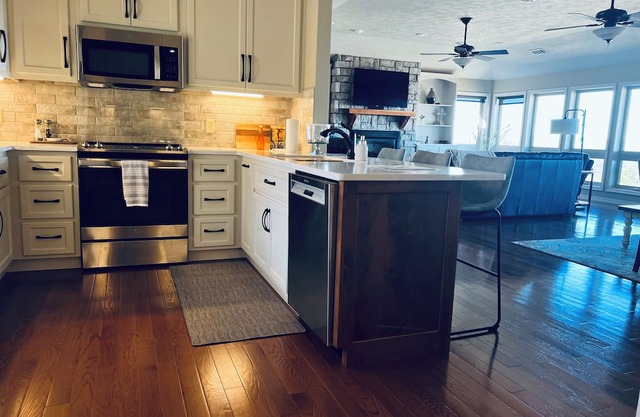 Scenic Vista Pointe - Family-sized home close to attractions/events yet peaceful