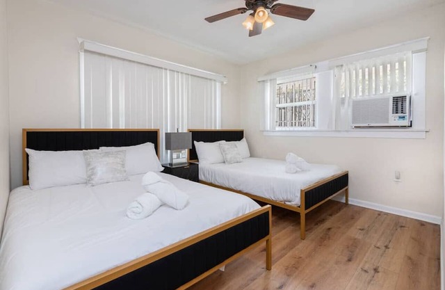 Spacious 1 Bedroom in LA Sleeps 4