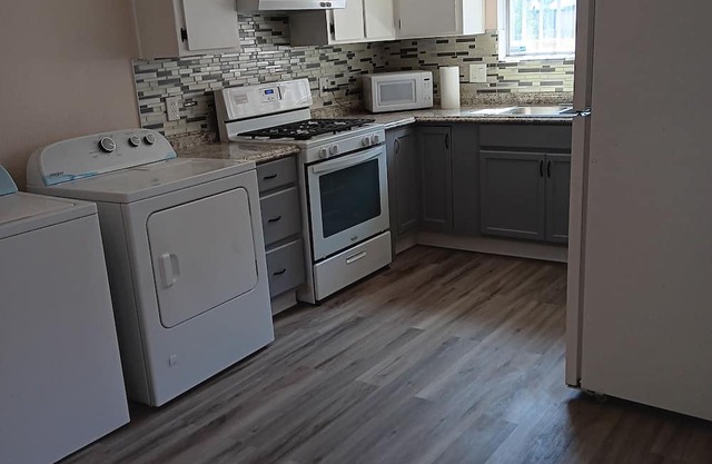 Lovely furnished 2/1 apartment, with washer & dryer, free parking, free Wi-Fi...