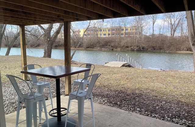 White River Bungalow A. Waterfront family and pet friendly retreat!