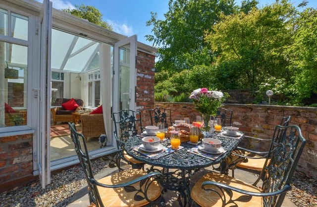 Delightful holiday home in pretty village high in the stunning Yorkshire Wolds