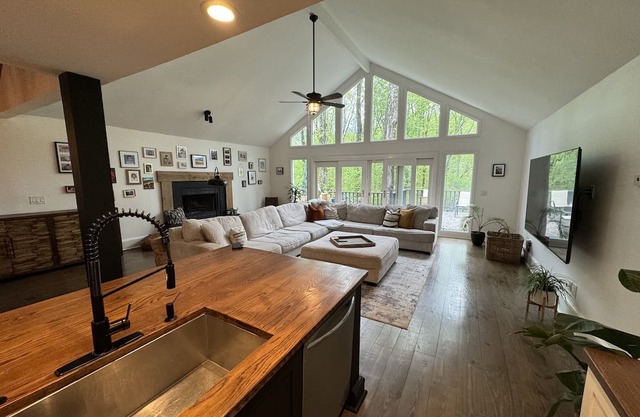 Secluded Serenity: Cozy Forest Retreat Minutes from Everything!!!