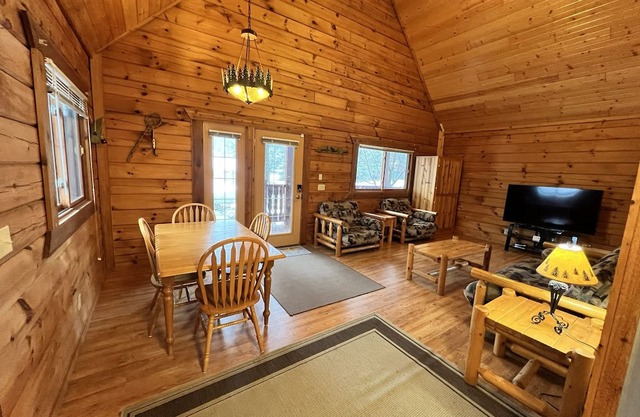 Cozy Cabin. Great yard for fires or grilling! Bring the whole family!