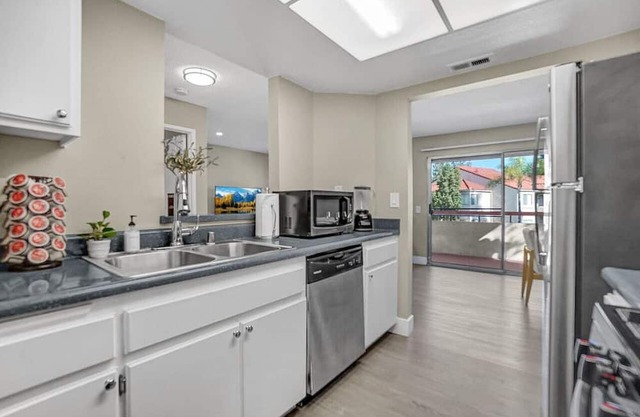 2BR/2BA Queen Suite Apartment with Pool View