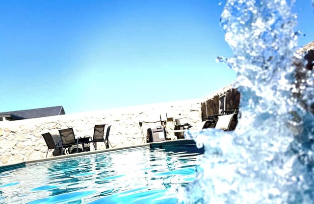 6 Bedroom Desert Gateway House w/heated swimming pool