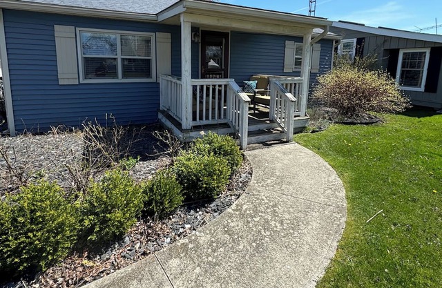 Cozy Waterfront Cottage with a double lot— 4 miles to downtown Port Clinton