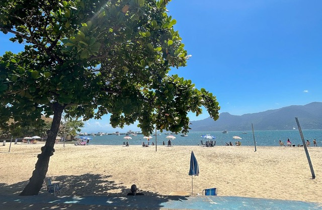 Espaçoso Apartamento em São Sebastião a 1 Minuto da Praia