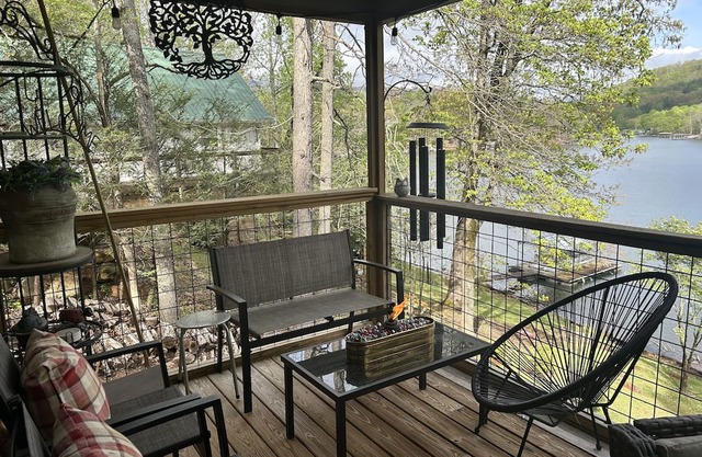 Chatuge Lake front! 5 Beds, Sleeps 8, private dock w/covered slips. Quiet Cove!