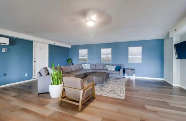 Coastal Yacht Club Elegance -book 30 days-pet friendly /fitness center/pool