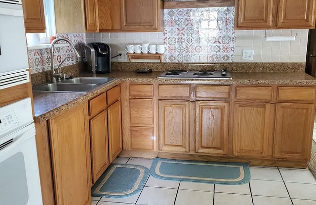 Cozy cottage located minutes from the heart of plantcity fl