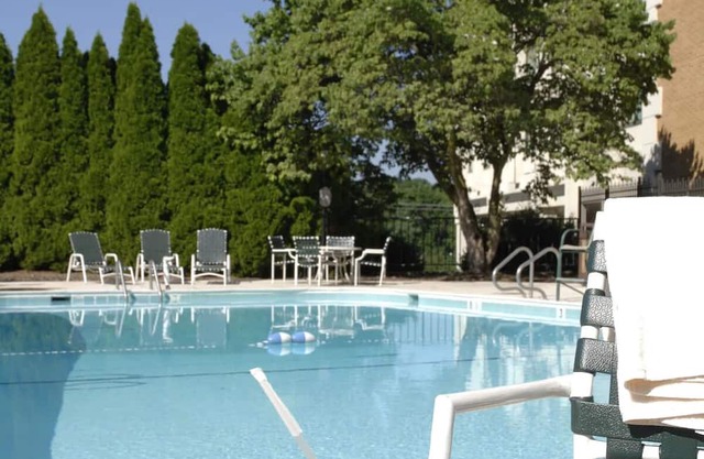 Convenience Near I-270: Non-Smoking Rooms, Free Parking