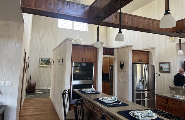 Country Estate 5 minutes from Point w/ Pool, Hot Tub, Movie Theater & Game Room!