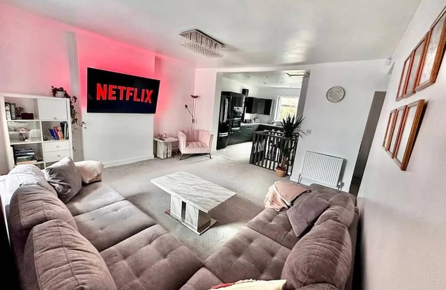 Inviting 2-Bed Apartment in Rochdale