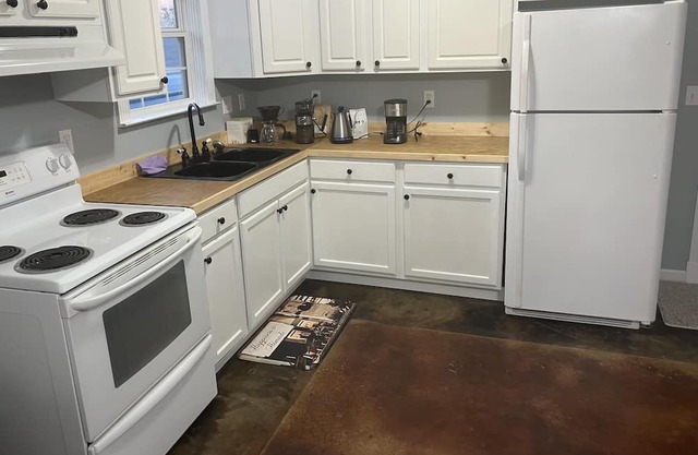 Cozy 1-bedroom house in charming West Point with AC, WiFi