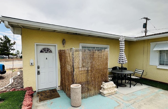 5 minutes to the Harry Reid international airport and 10 minutes from the strip!