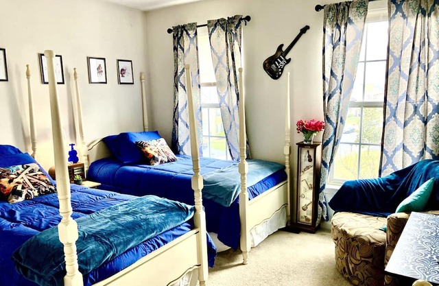 SRV Room @ Music House Please Read! Half-Bath Only!