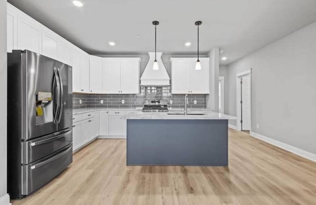 5 minutes to the Indiana Dunes and beaches! Luxury condo with pool & workout