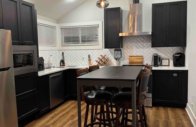 Downtown Bungalow with king ensuite, coffee station, laundry, & wifi,